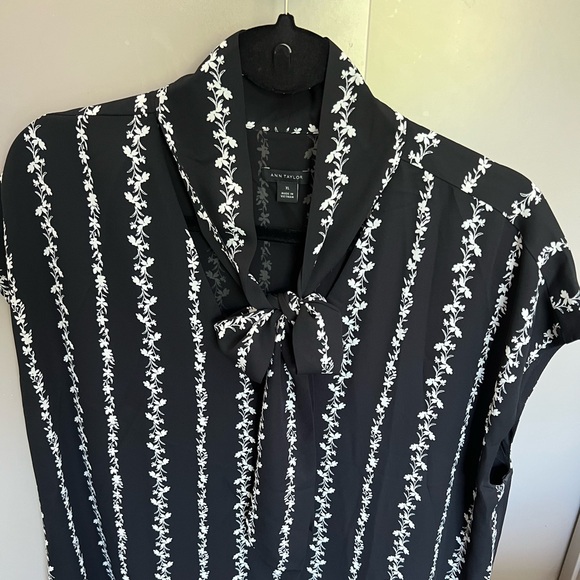 COPY - Ann Taylor Top with Tie Detail in Black XL - Picture 3 of 3